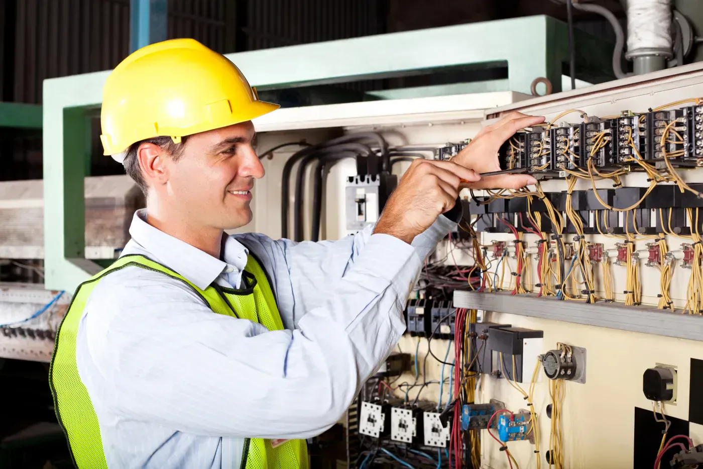 Électricien verrouillant un tableau électrique à Achères